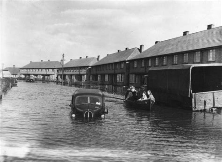 21 Devastating Photos Of The North Sea Flood Of 1953