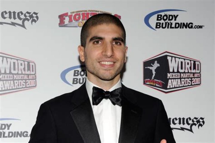 How tall is Ariel Helwani