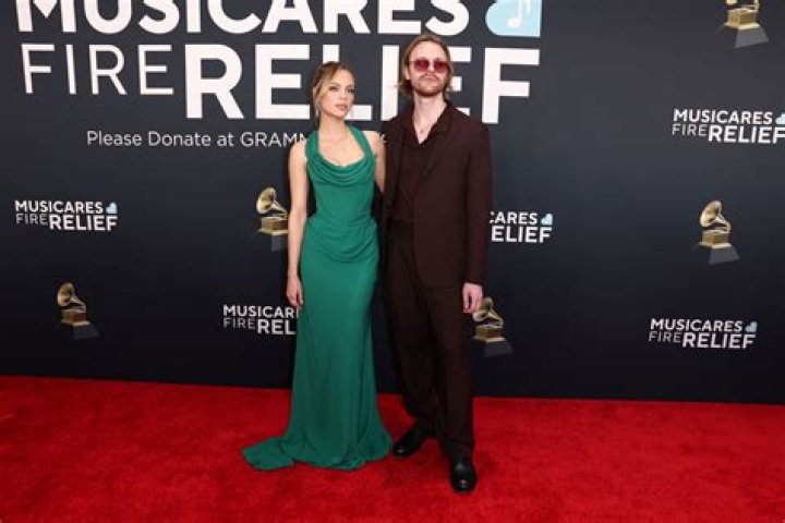 How tall is Claudia Sulewski