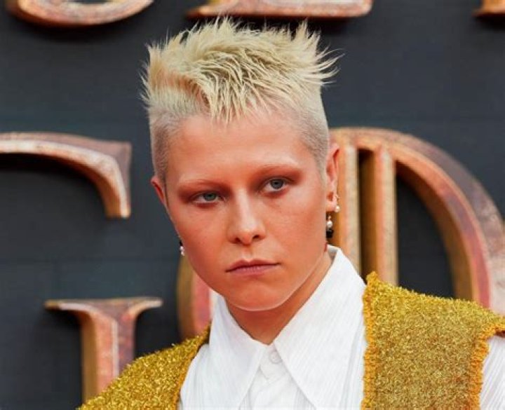 How tall is Emma D'Arcy