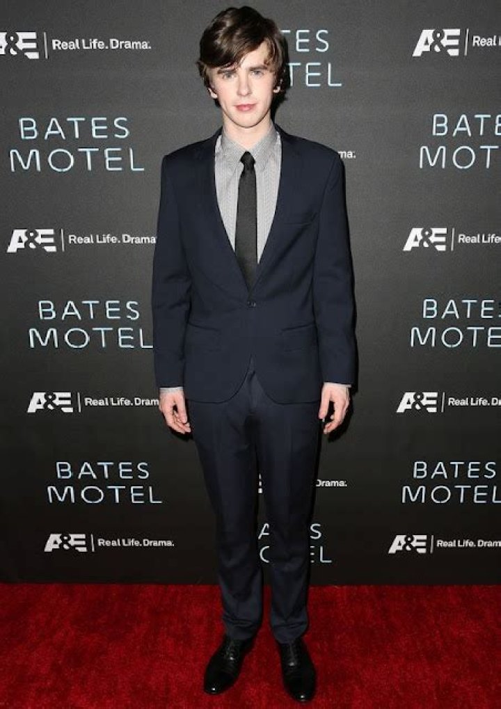 How tall is Freddie Highmore