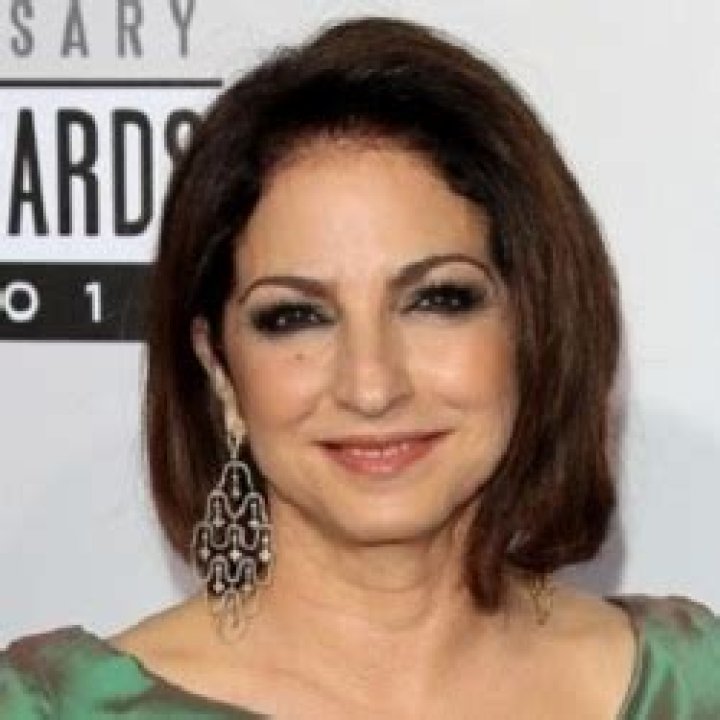 How tall is Gloria Estefan