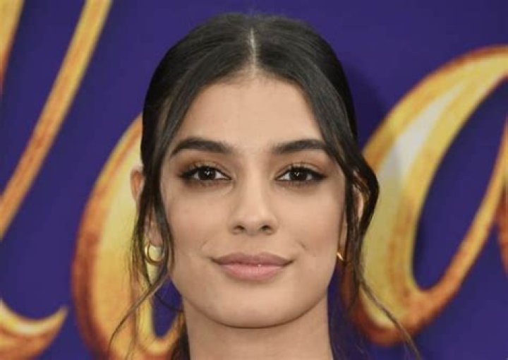 How tall is Laysla De Oliveira