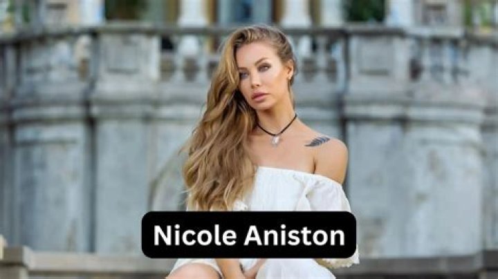 How tall is Nicole Aniston