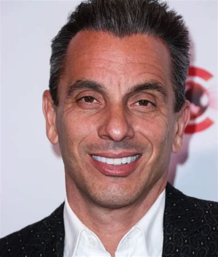 How tall is Sebastian Maniscalco