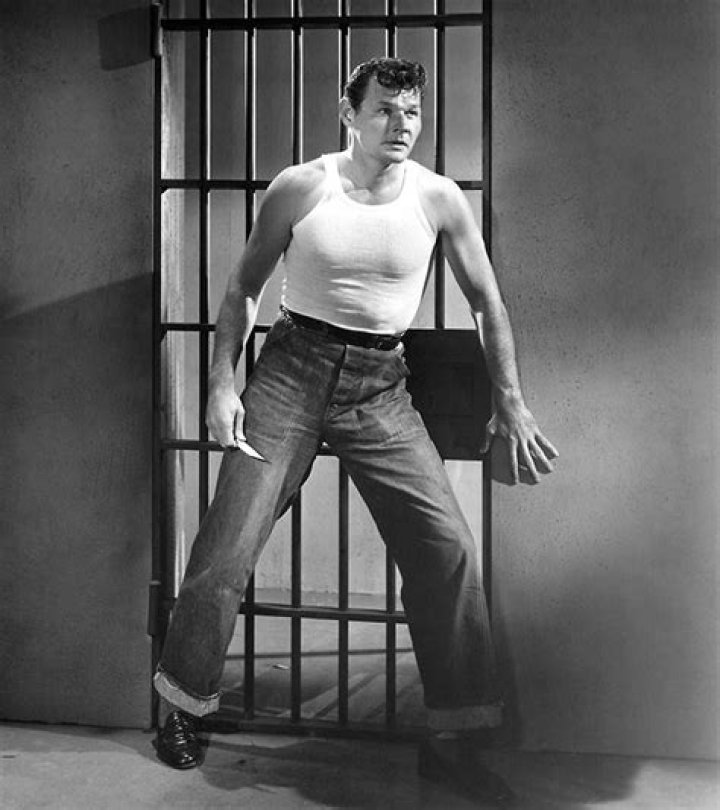 How tall was Leo Gordon