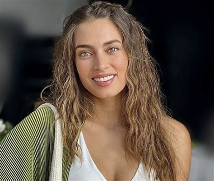 Laura Archbold – Celebsgraphy